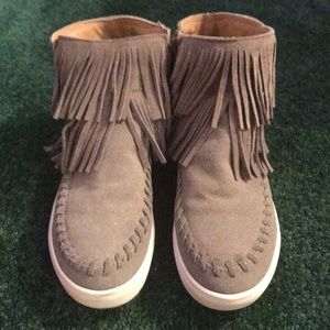 Gray fringed shoes. Size 7.5